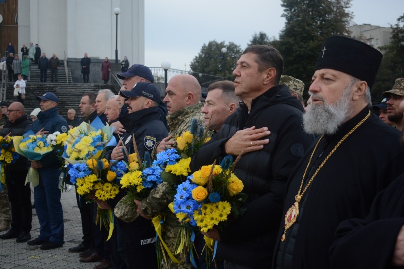 Урочисті заход на подвір' ї Свято-Покровського собору з вшанування захисників України за участі представників влади, військовослужбовців, рятувальників та представників силових структур