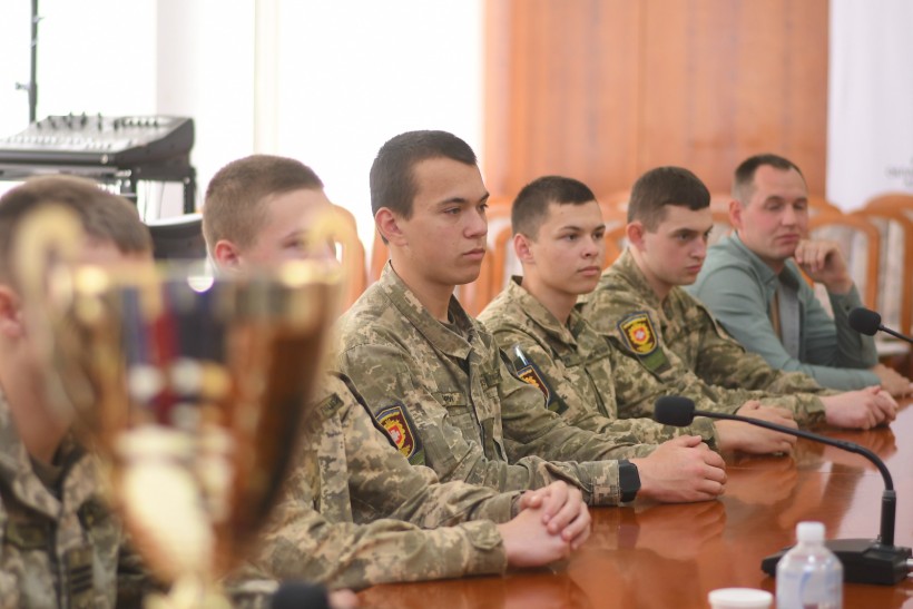 Учні Острозького ліцею з посиленою військово-фізичною підготовкою
