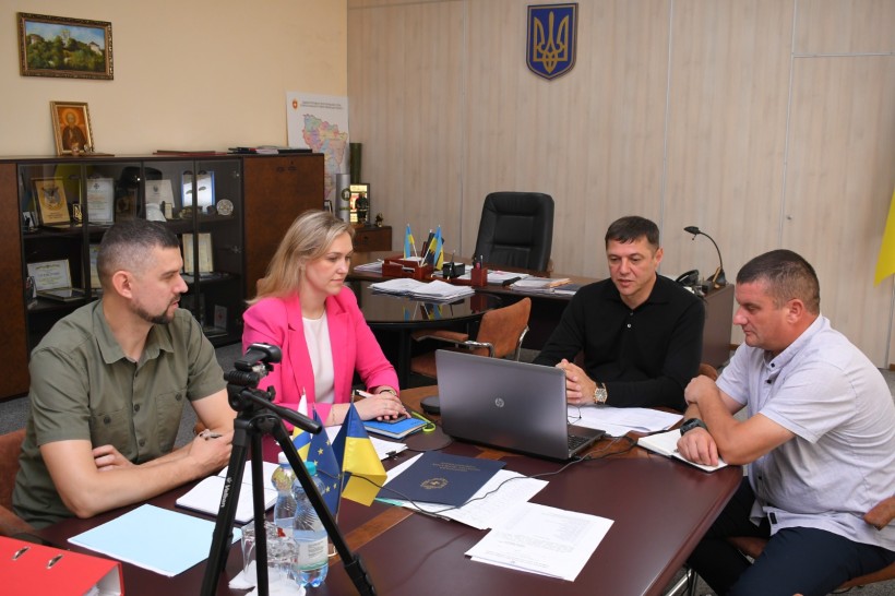 Нарада у кабінеті першого заступника голови Рівненської ОДА Сергія Подоліна за його участю. В ній беруть участь: керівник обласного Центру підготовки громадян Віталій Клебан та представники профільних структурних підрозділів адміністрації. Всі уважно дивляться у монітор комп'ютера