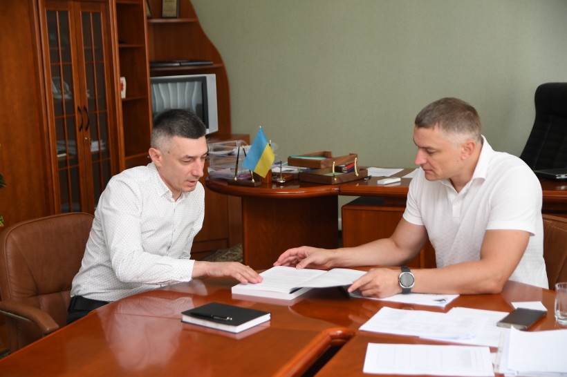 Заступник голови Рівненської ОВА Олександр Кохан разом із в. о. начальника ГУ Держгеокадастру у Рівненській області Миколою Шустовим обговорили пріоритети у земельній галузі