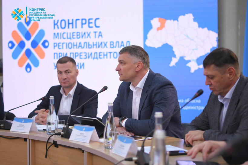 Перший заступник голови Рівненської ОДА Сергій Подолін, заступник голови ОДА Олександр Кохан та голова обласної ради Андрій Карауш під час засідання Конгресу місцевих та регіональних влад при Президентові України