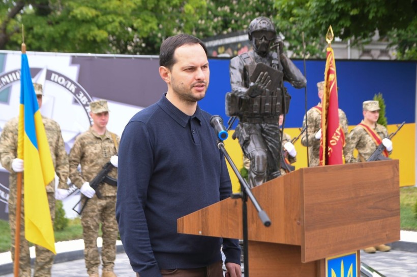 Начальник Рівненської ОВА Олександр Коваль під час відкриття пам'ятника полеглим зв'язківцям