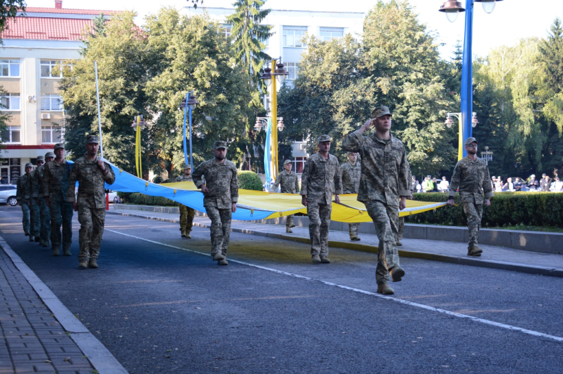 церемонія підняття українського стягу
