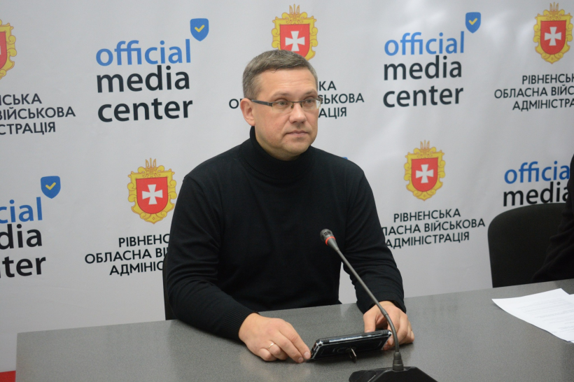 спікер Володимир Ковальчук виступає на брифінгу в чорному світері