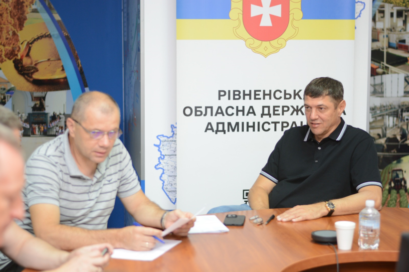 Перший заступник голови Рівненської ОДА Сергій Подолін під час наради та інші учасники зустрічі