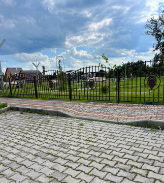 На фото частина вулиці та перехід і понижено бордюри, що не заважатиме переїжджати вулицю на кріслі колісному