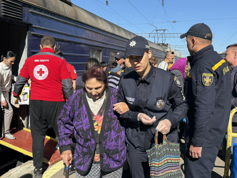 Зустріч з поїзда евакуйованих з Донеччини