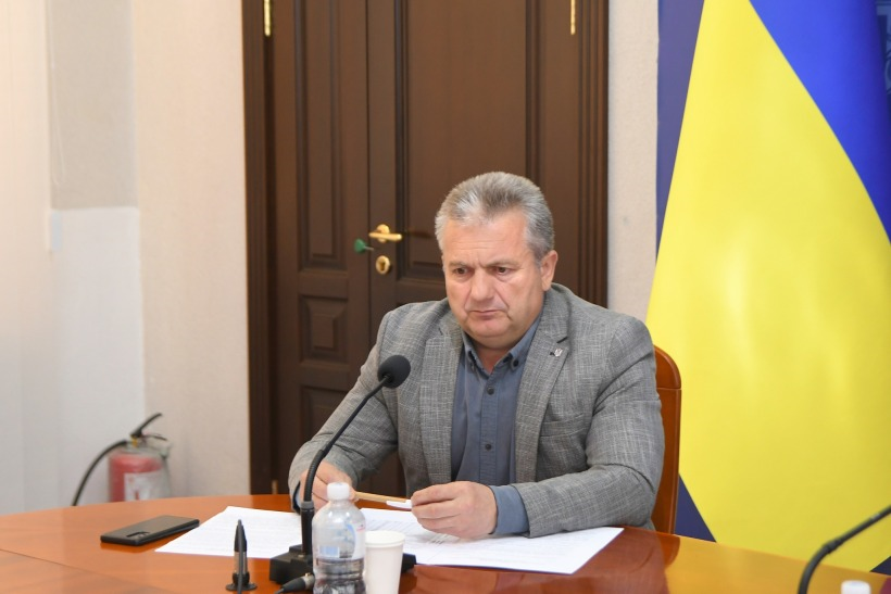 Начальник служби у справах дітей Рівненської ОДА Віктор Марчук сидить за столом