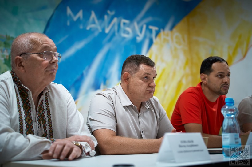 За столом сидять троє чоловіків, один з них - начальник Рівненської ОВА Олександр Коваль