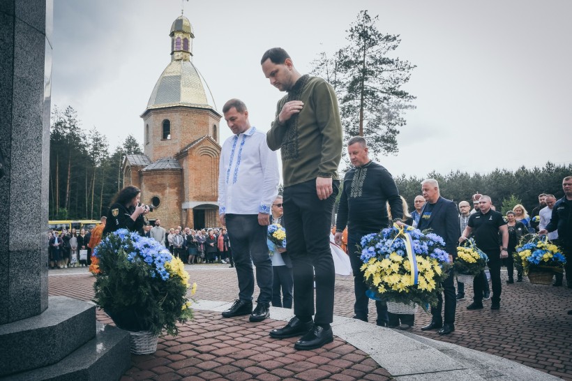 На фото керівництво області та міста Рівне покладають квіти