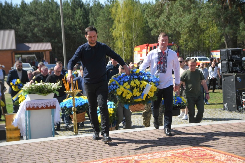 Начальник Рівненської ОВА Олександр Коваль та голова обласної ради Андрій Карауш поклали квіти до підніжжя Богородиці у Гурбах