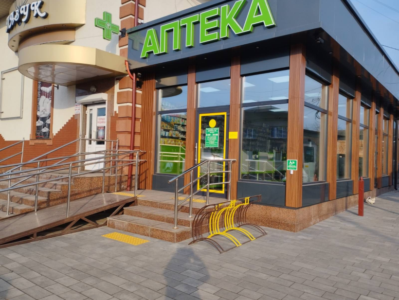 Фото вхідної групи в аптеку