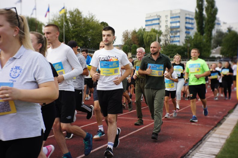 Фото ілюстративне - біжать спортсмени  у спортивній формі та з номерами на грудях