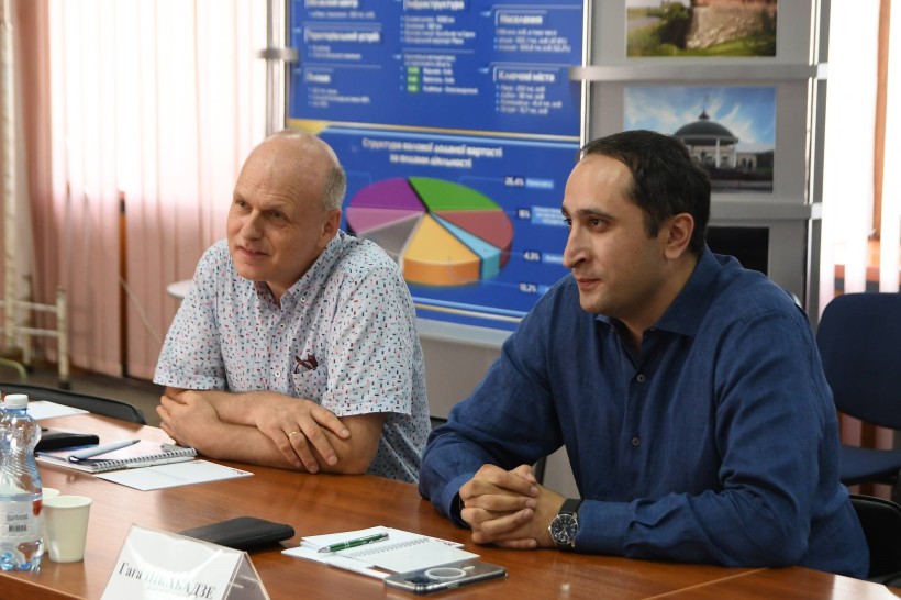 Представник International Orthodox Christian Charities (IOCC) в Україні Г.Нікабадзе та регіональний директор Kerk in Actie в Україні Д.Вербаан на зустрічі