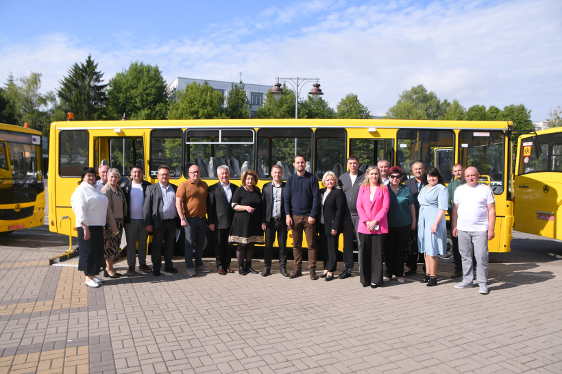 5 нових шкільних автобусів передали сьогодні закладам освіти Рівненщини. Усі вони для перевезення учнів з обмеженою здатністю до пересування. Ключі від транспортних засобів вручив начальник Рівненської ОВА Олександр Коваль