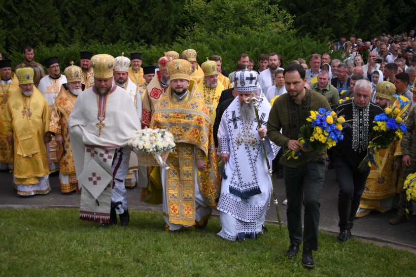 Начальник Рівненської ОВА Олександр Коваль разом із керівниками органів влади різних рівнів, військовослужбовцями, духовенством і громадськістю покладають квіти до пам'ятника козакам, які боронили України під Берестечком