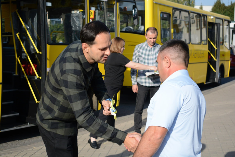 Олександр Коваль вручає ключі від автобуса