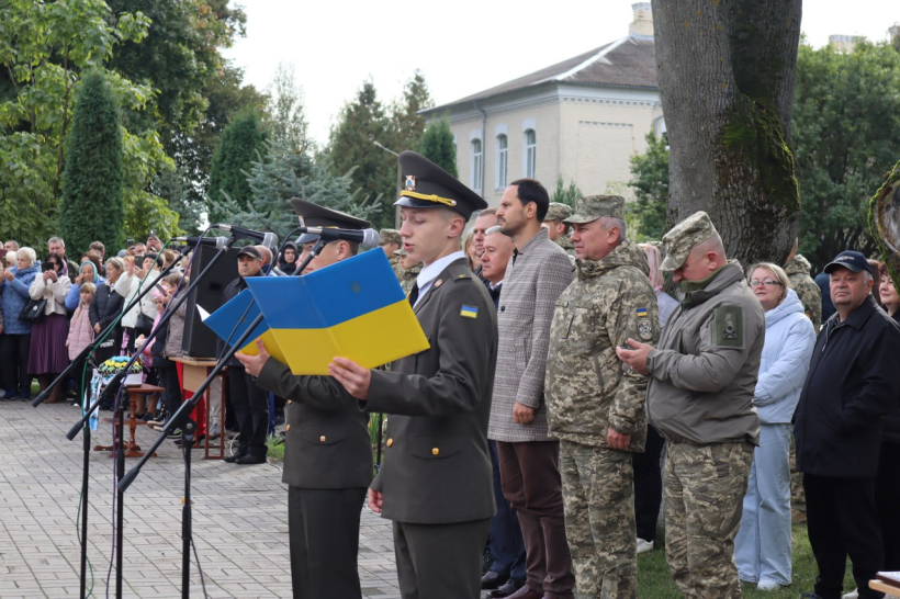 На фото зображено урочистий момент інавгурації ліцеїстів. Атмосфера урочиста та патріотична: юнаки приймають перші кроки у військовій підготовці.