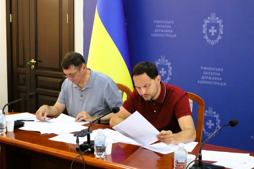 Начальник Рівненської ОВА Олександр Коваль та перший заступник голови Рівненської ОДА Сергій Подолін ознайомлюються із документами під час наради щодо енергонезалежних закладів освіти