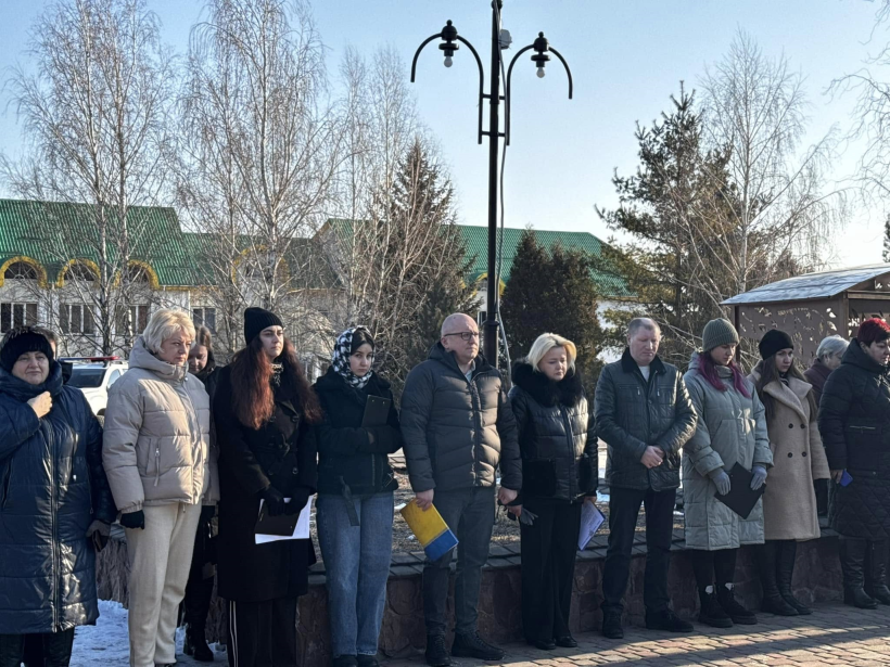 Начальник Рівненської РВА Юрій Колос із керівництвом Великоомелянської сільської ради під час виконання спільної молитви