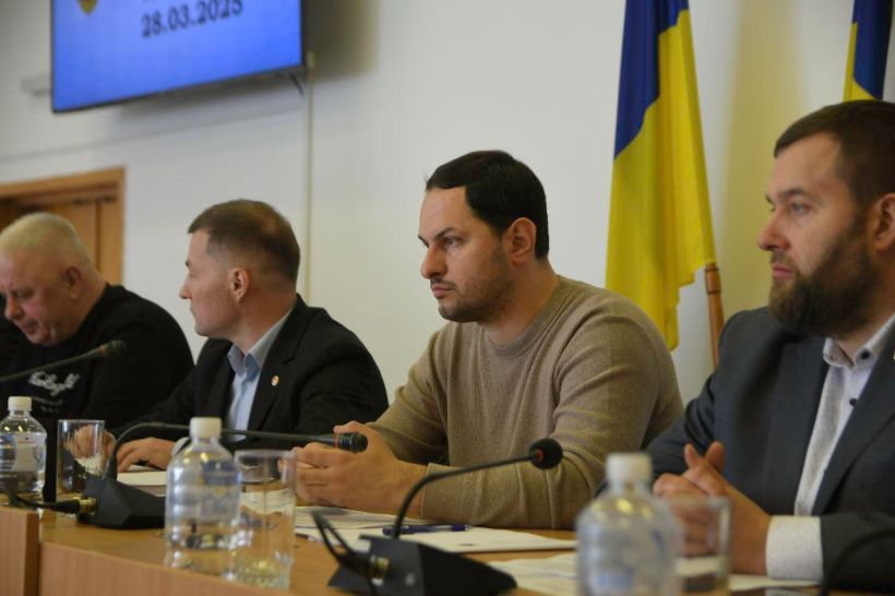 Начальник Рівненської ОВА Олександр Коваль та голова Рівненської обласної ради Андрій Карауш у президії під час сесії