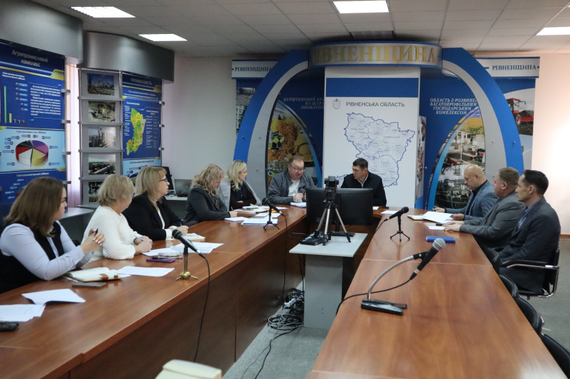 У залі за столом сидить перший заступник голови Рівненської ОДА Сергій Подолін та інші члени комісії та обговорюють проблемні питання