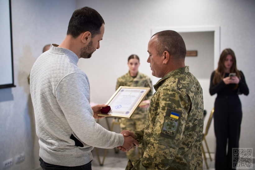 Начальник Рівненської ОВА Олександр Коваль вручає відзнаки прикордонникам