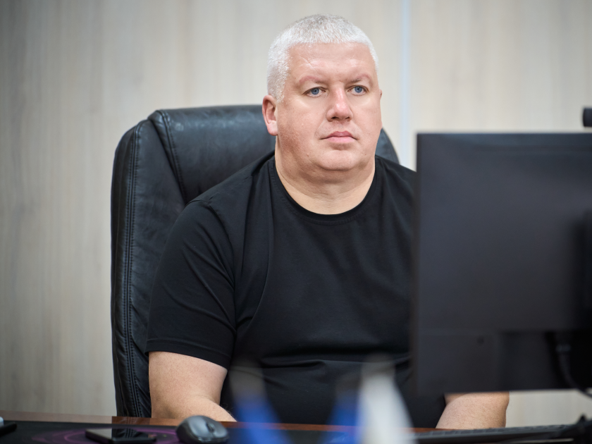 Перший заступник голови Рівненської ОДА - координатор амбасадорів безбар’єрності області Олександр Терещенко в робочому кабінеті за монітором комп"ютера.