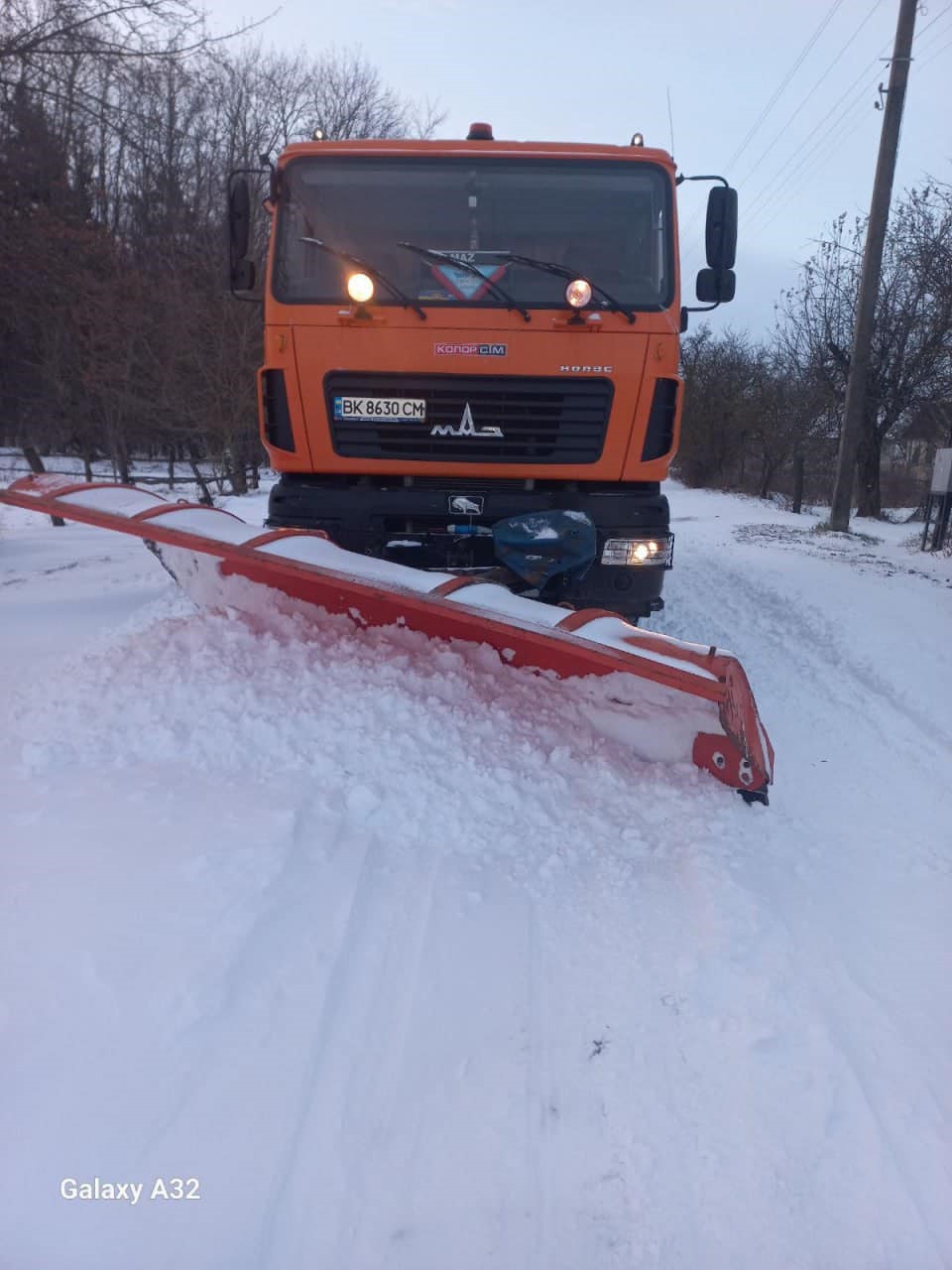 На фото - робота снігоприбиральної техніки
