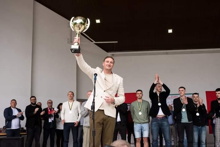 На фото -  володар двох баскетбольних Єврокубків у складі іспанської "Валенсії", колишній капітан збірної України, багаторазовий чемпіон України, а нині - президент баскетбольного клубу "Рівне" та директор ОСДЮСШОР С.Ліщук
