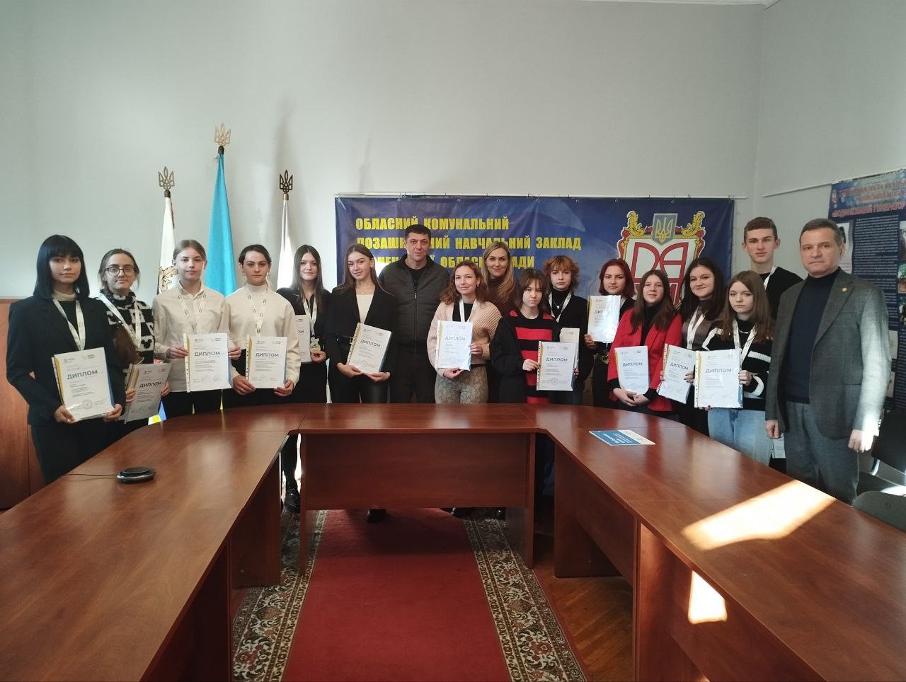 Фото з зустрічі першого заступника голови ОДА С.Подоліна з юними науковцями Рівненщини