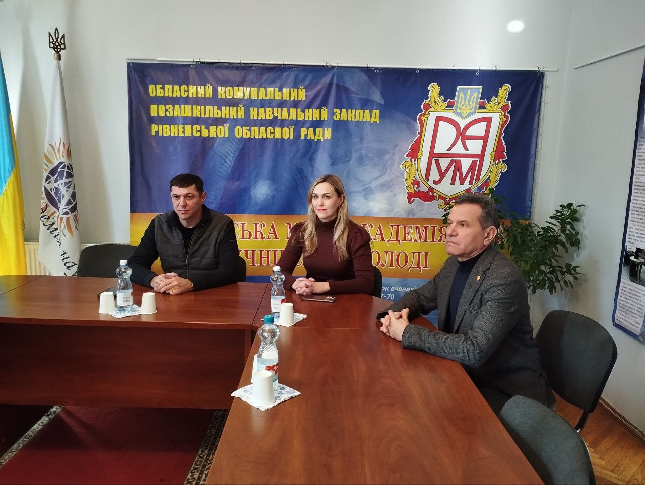 Фото з зустрічі першого заступника голови ОДА С.Подоліна з юними науковцями Рівненщини