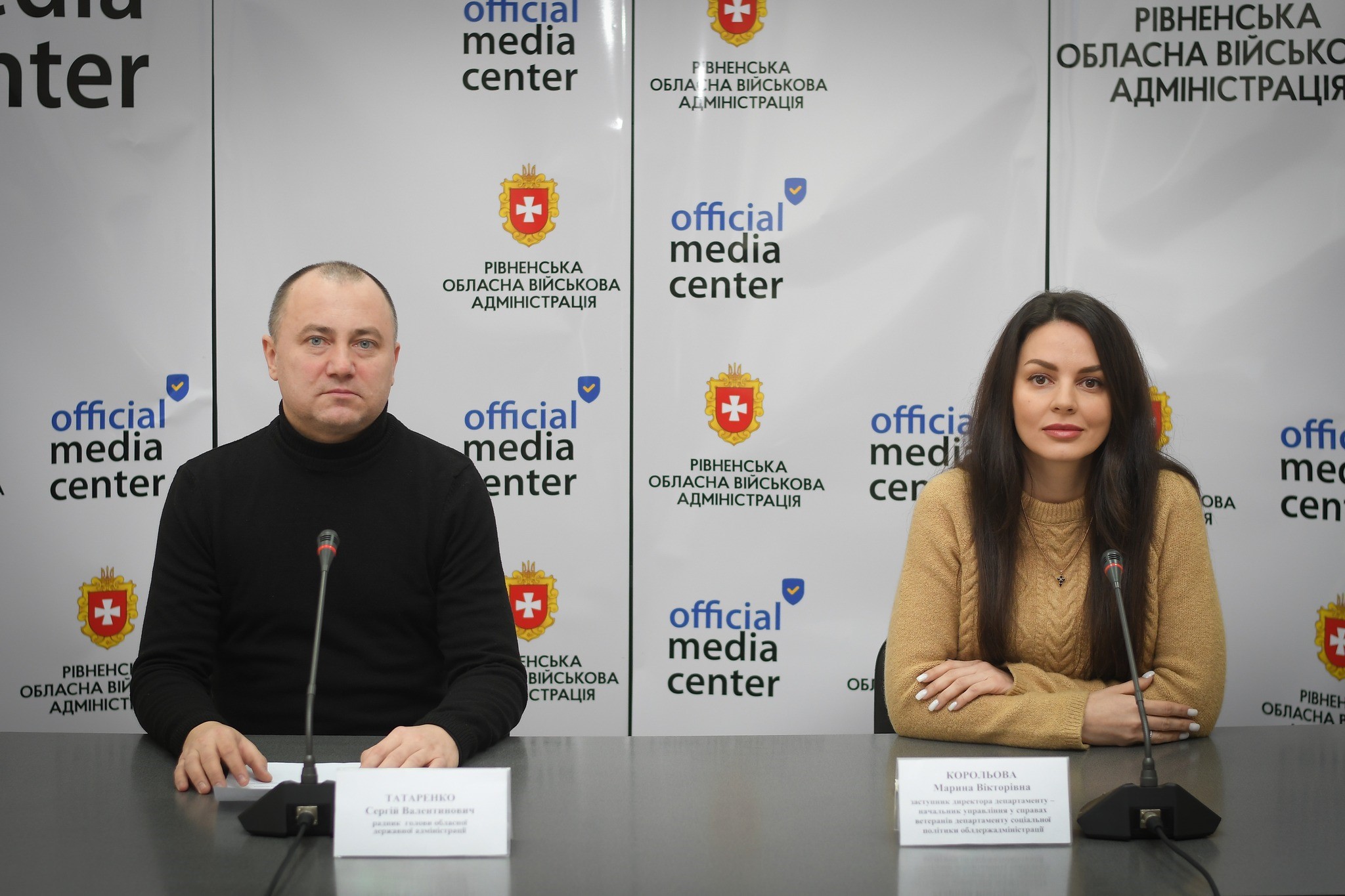 На фото - начальниця управління у справах ветеранів Департаменту соціальної політики ОДА М.Корольова, радник голови ОДА С.Татаренко