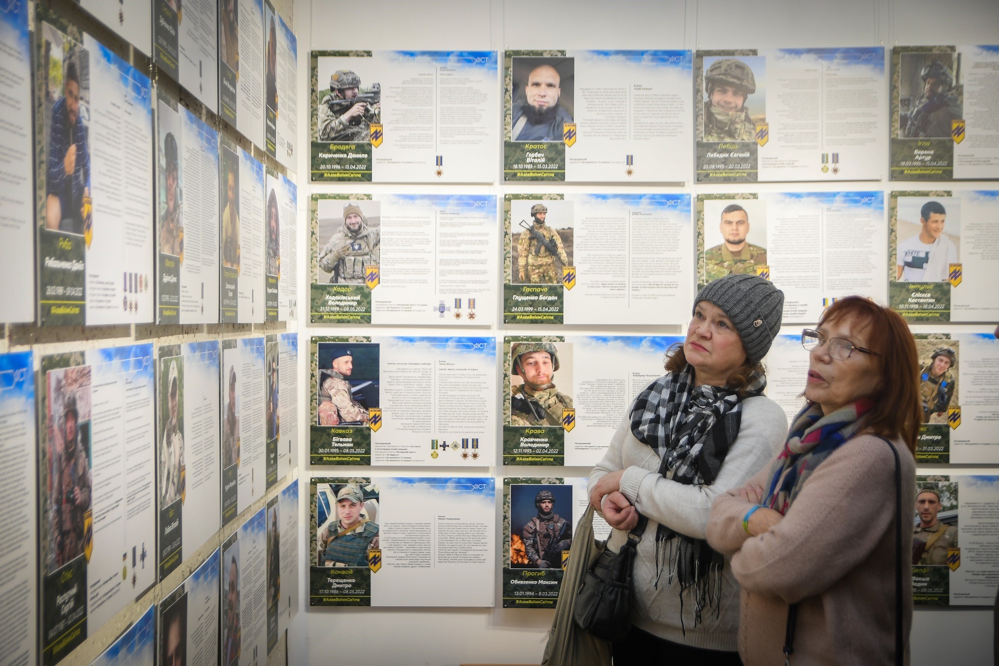 Фото з відкриття виставки, присвяченої пам’яті бійців «Азову»