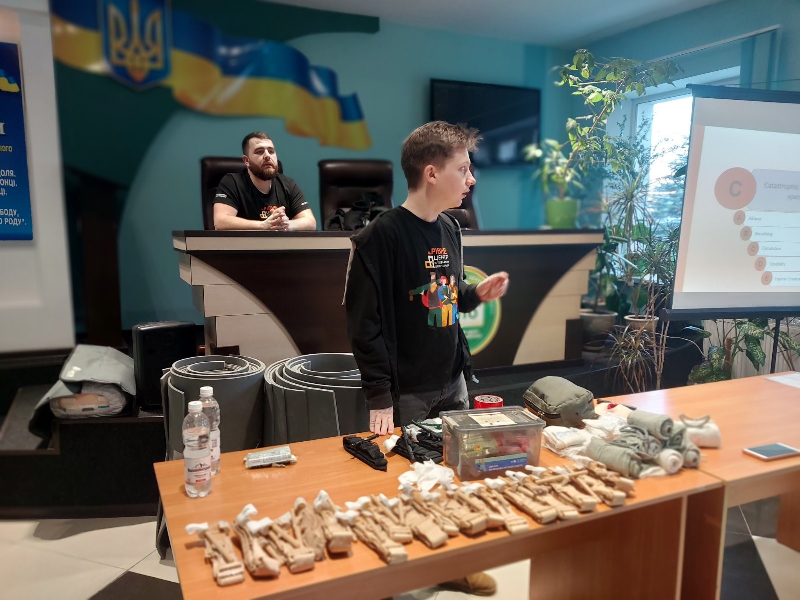 Фото з занять з надання домедичної допомоги