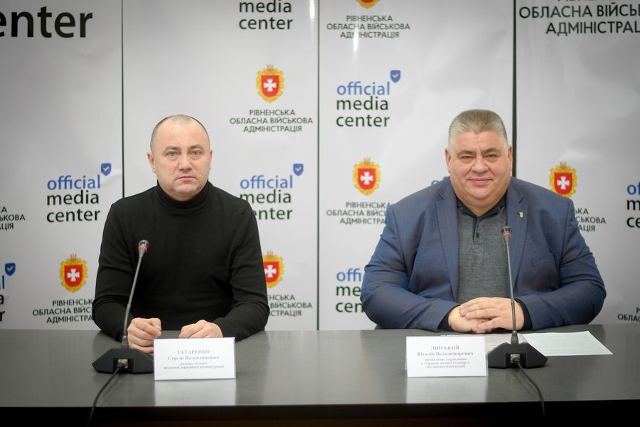 На фото - начальник Управління у справах молоді та спорту ОДА В.Ліпський, радник голови ОДА С.Татаренко
