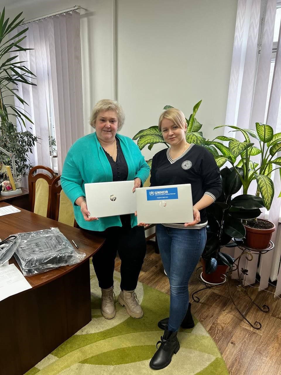 Фото з передачі компʼютерної техніки обласним комунальним закладам системи соціального захисту населення