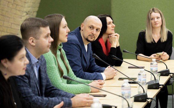Фото з зустрічі представників МОЗ України, НСЗУ та асоціації розвитку інформаційних систем з представниками ЗМІ
