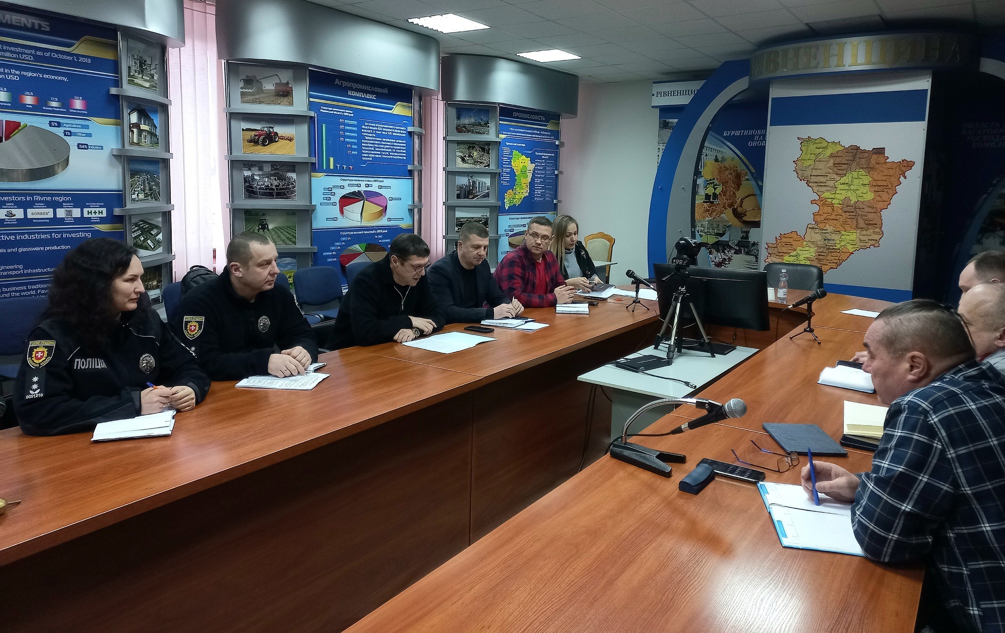 Фото з наради з керівниками мобільних операторів у Рівненській області