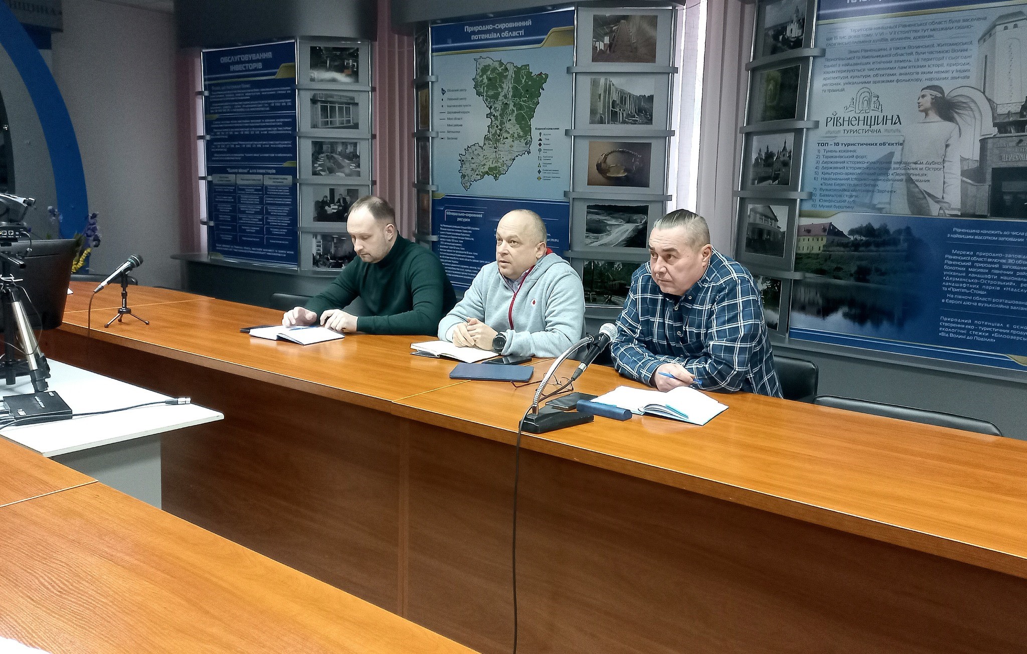 Фото з наради з керівниками мобільних операторів у Рівненській області