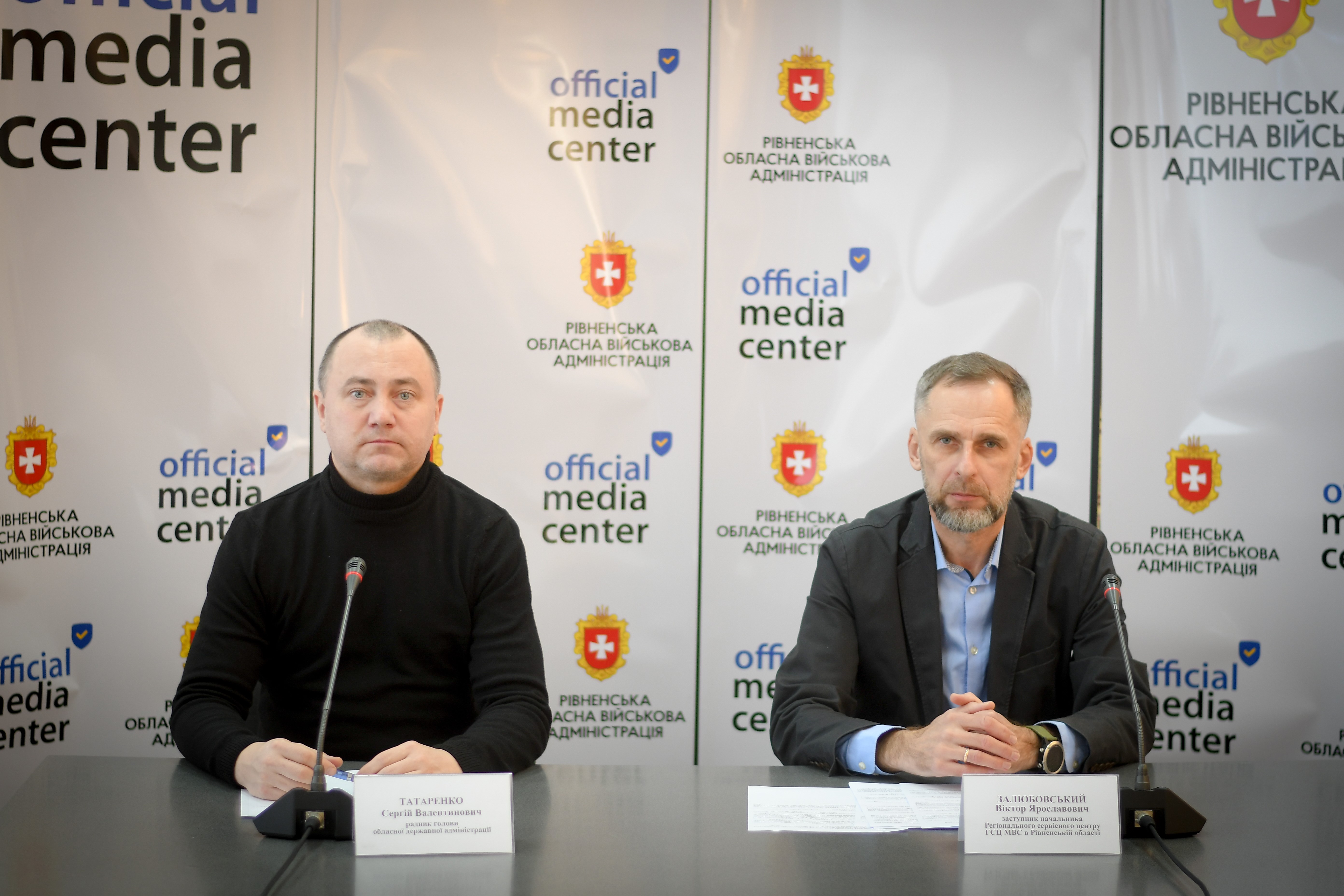 На фото - заступник начальника Регіонального сервісного центру ГСЦ МВС в Рівненській області В.Залюбовський, радник голови ОДА С.Татаренко