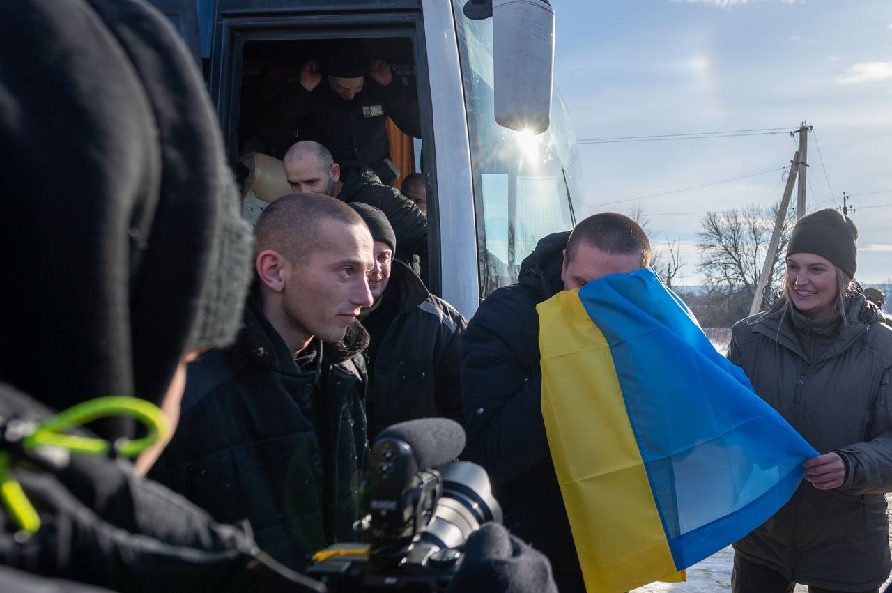 На фото - звільнені з полону