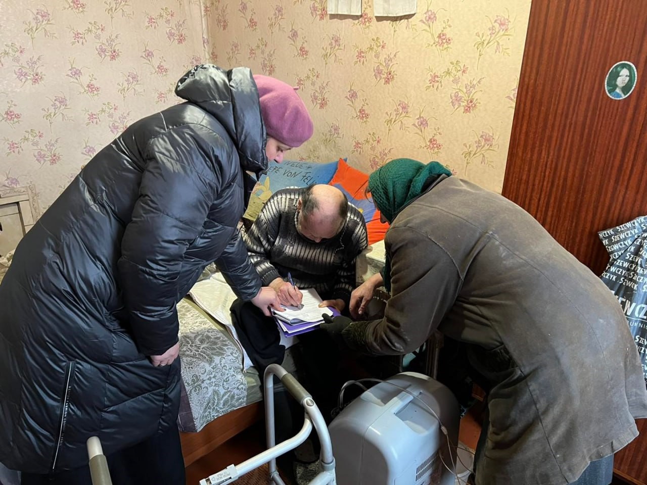 НА фото - представники ЦНАПів надають адмінпослуги населенню віддалено