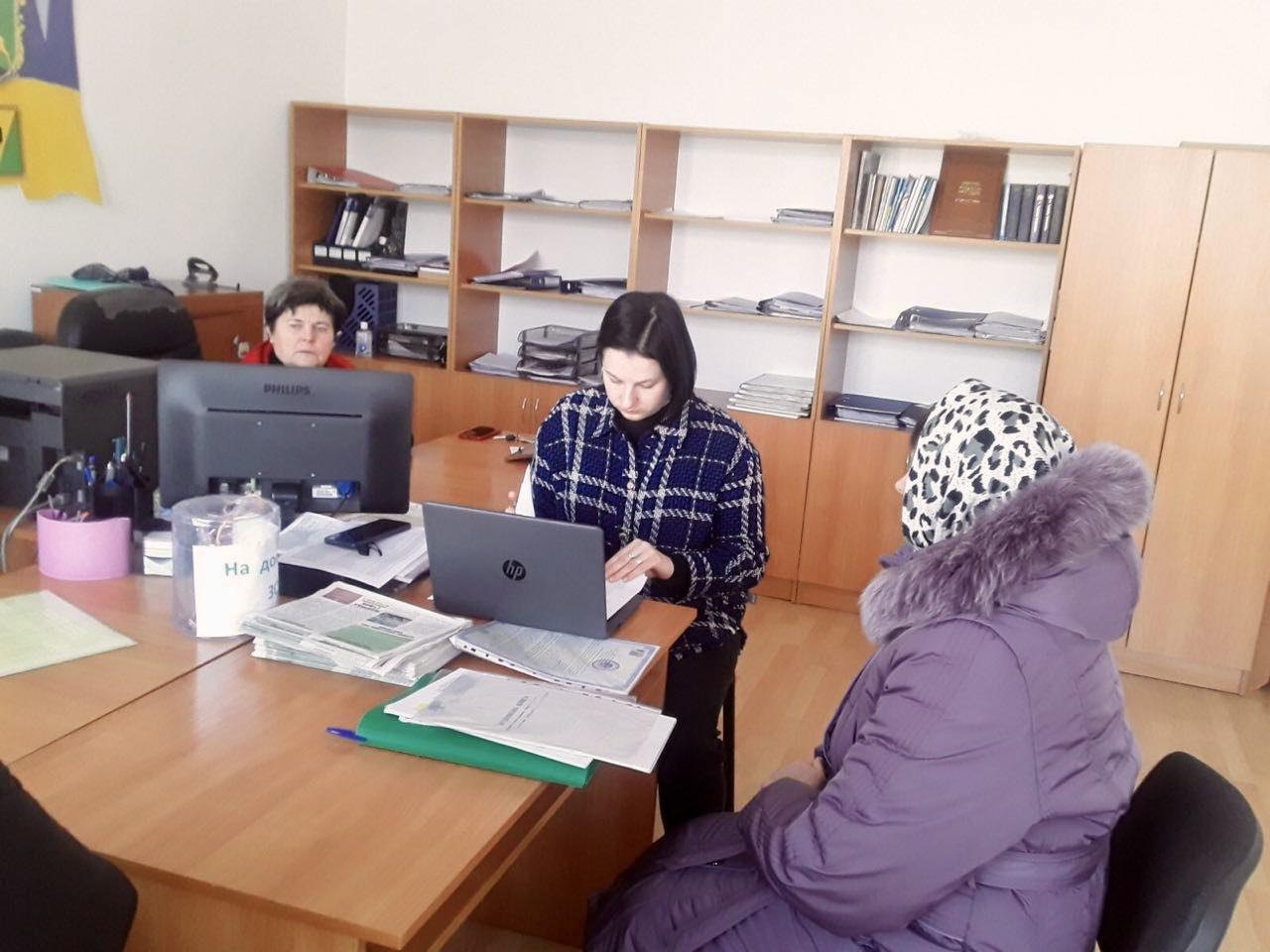 НА фото - представники ЦНАПів надають адмінпослуги населенню віддалено