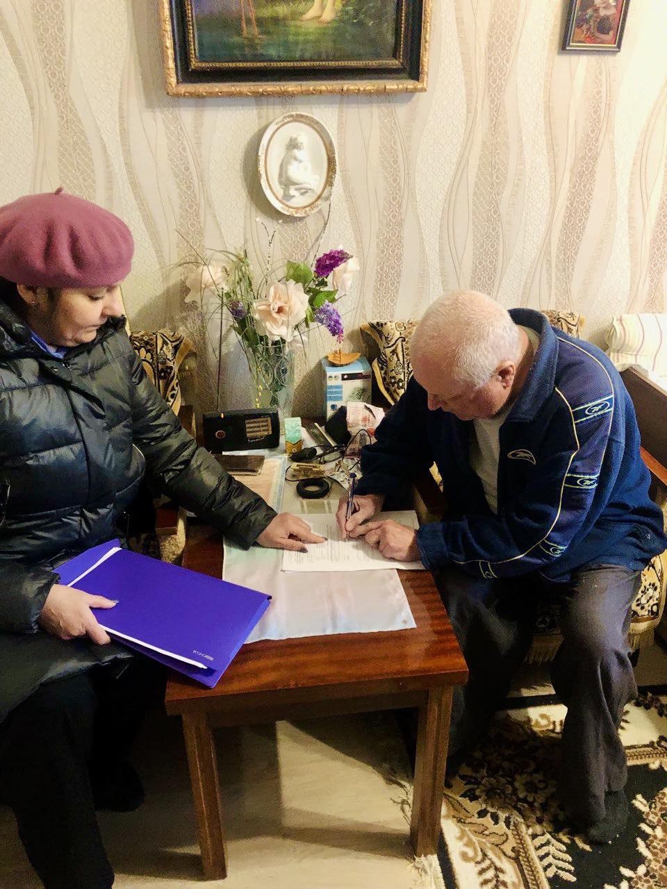 НА фото - представники ЦНАПів надають адмінпослуги населенню віддалено