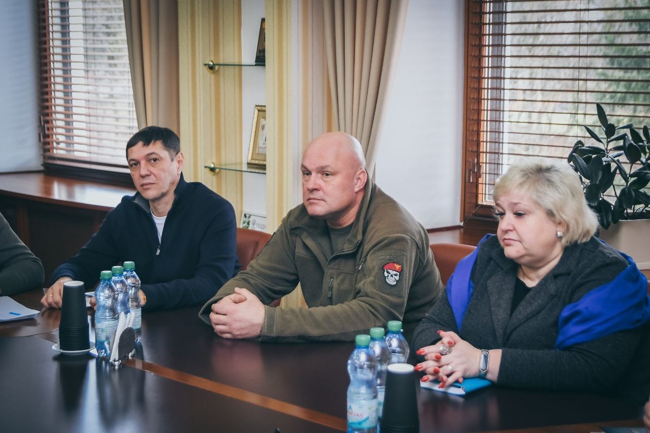 Фото з зустрічі уповноваженого Президента України з питань реабілітації учасників бойових дій В.Свириденка з керівництвом Рівненської ОВА