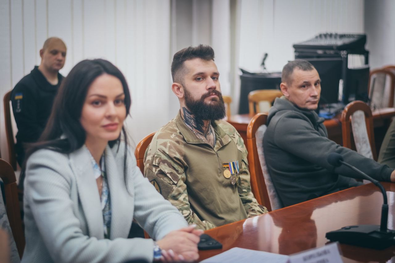 Фото з зустрічі начальника ОВА О.Коваля з зучстрічі з тренерами та спортсменами, які допомагають ветеранам