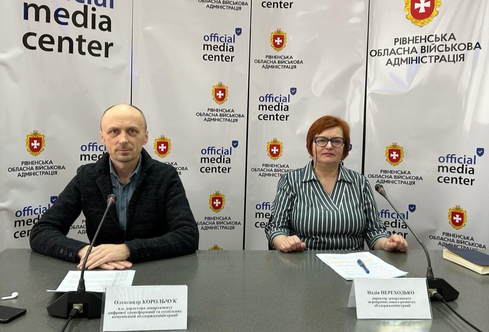 На фото - директорка Департаменту агропромислового розвитку ОДА Н.Переходько, в.о. директора Департаменту цифрової трансформації та суспільних комунікацій ОДА О.Корольчук