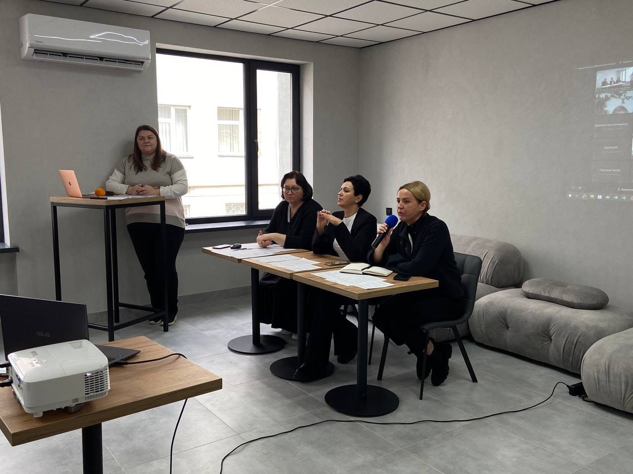Фото з засідання Координаційного центру підтримки цивільного населення при Рівненській ОДА