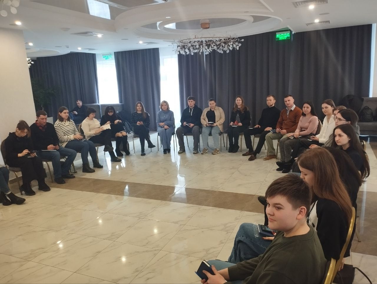 Фото з навчання для молодіжних працівників